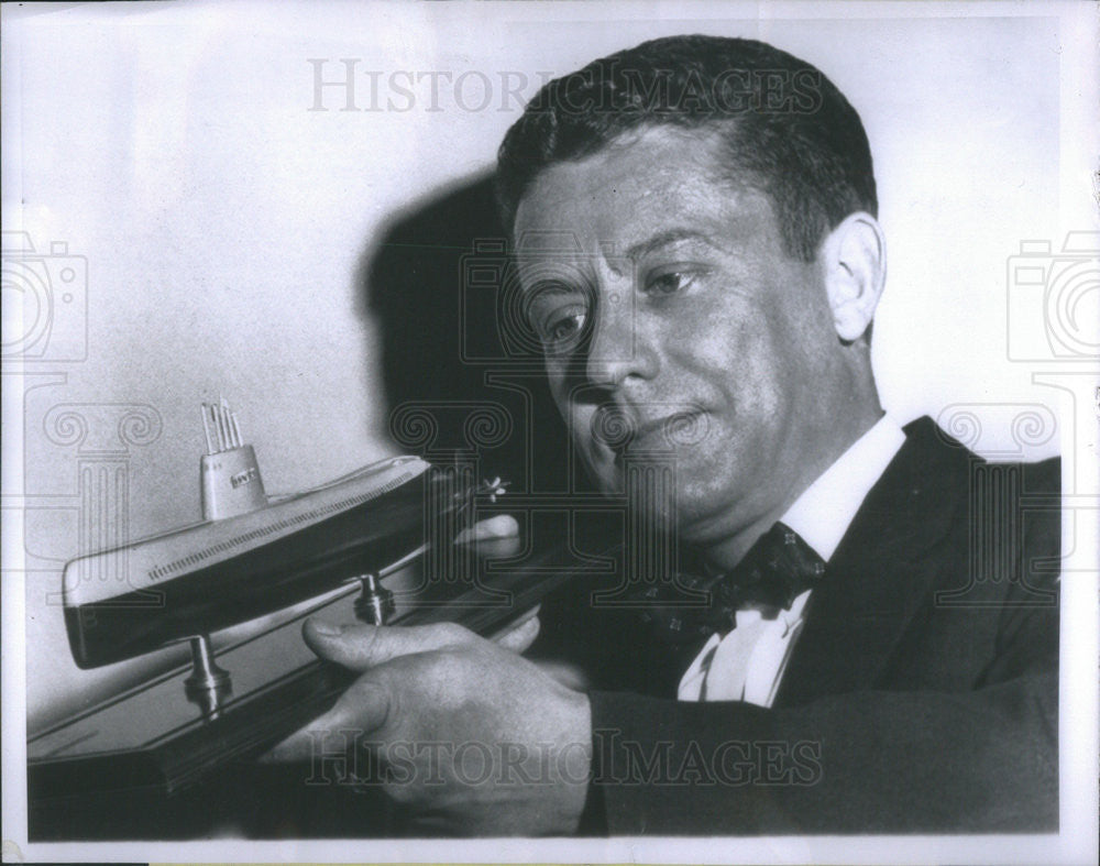 1955 Press Photo Cmdr Richard Lanning Looks At Model Of Seawolf Submarine - Historic Images