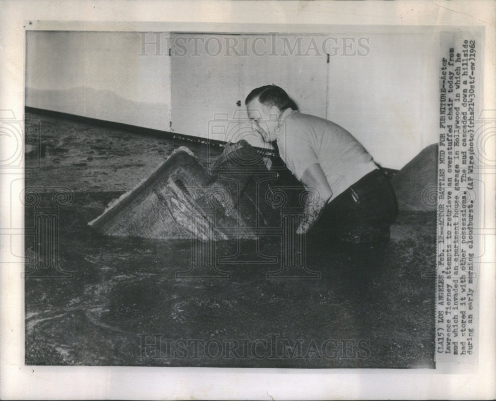 1962 Press Photo Lawrence Tierny Actor Rescues Chair Mud Invaded Apartment - Historic Images