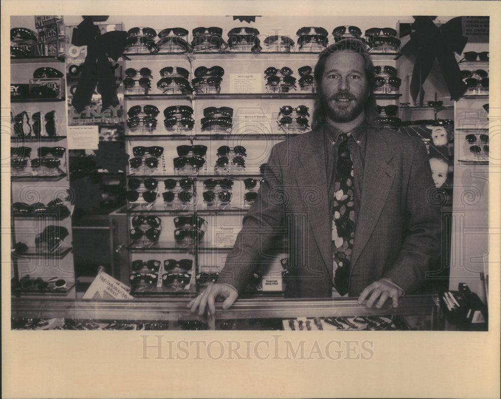 1992 Press Photo Nick Tillman,Sun Time store owner - Historic Images