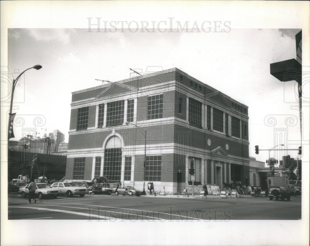 1989 Press Photo Architect Stanley Tigerman designed bldg - Historic Images