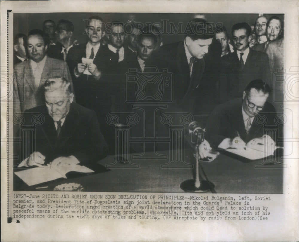 1955 Press Photo Pres Tito And Nikolai Bulganin Sign Joint Declaration Of Peace - Historic Images