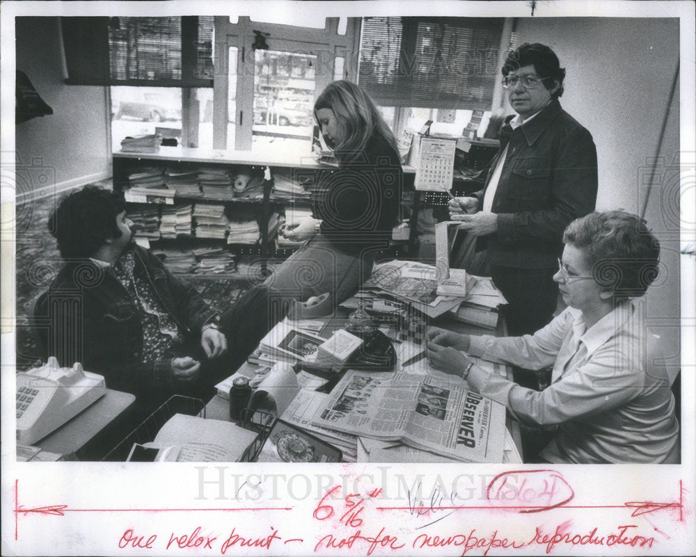 1976 Press Photo Reporters and Editors of the Observer Newspaper working on the - Historic Images