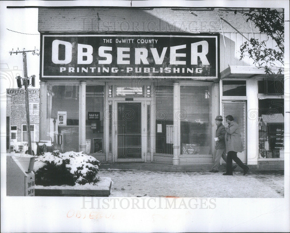 1976 Press Photo DeWitt County Observer Front Office - Historic Images