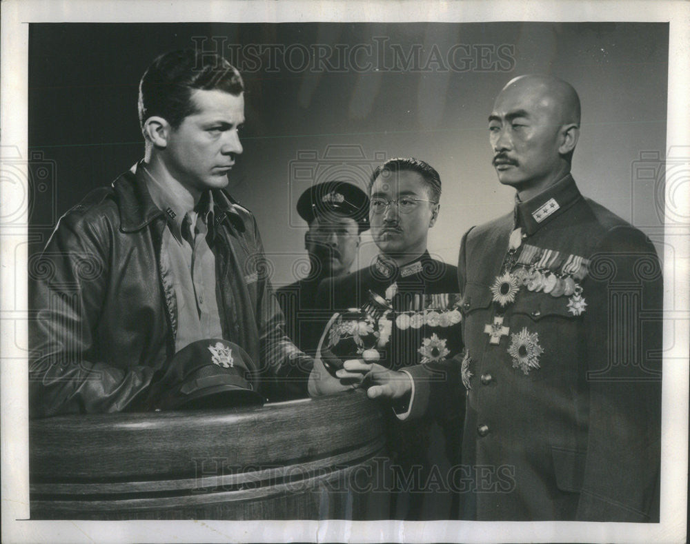 1944 Press Photo Dana Andrews,Richard Loo,Key Chang,actors - Historic Images