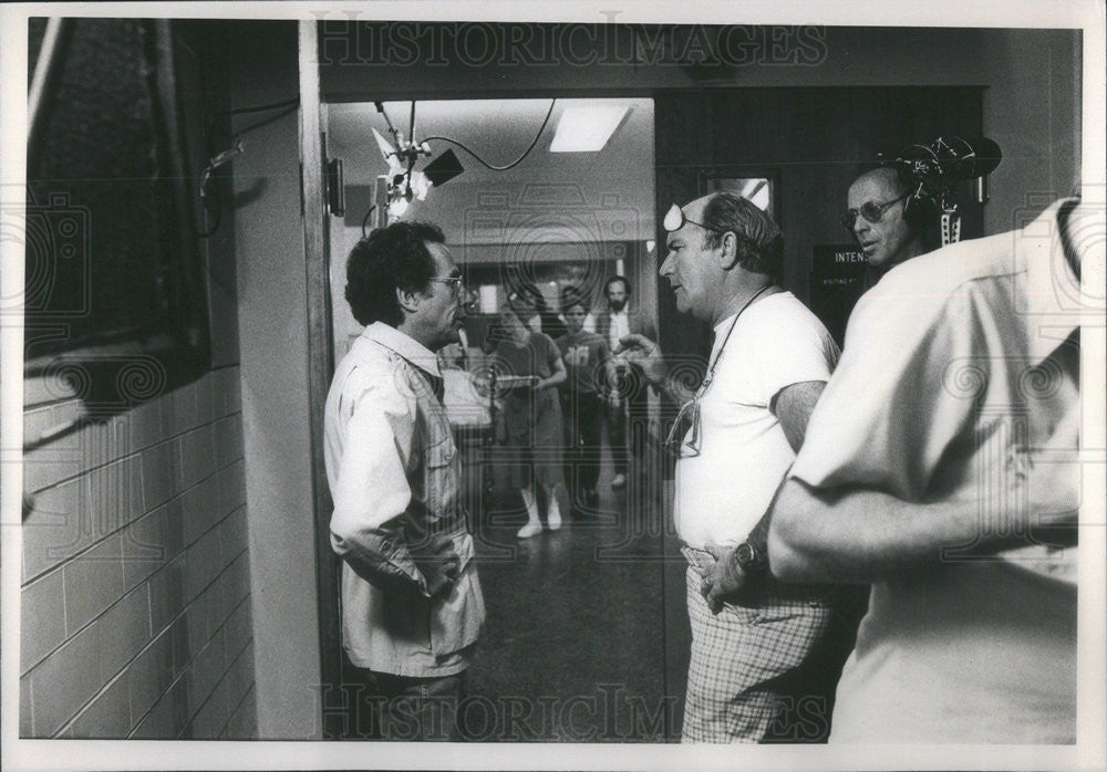 1980 Press Photo Arthur Penn directing &quot;Four Friends&quot; at Northwestern Passavant - Historic Images