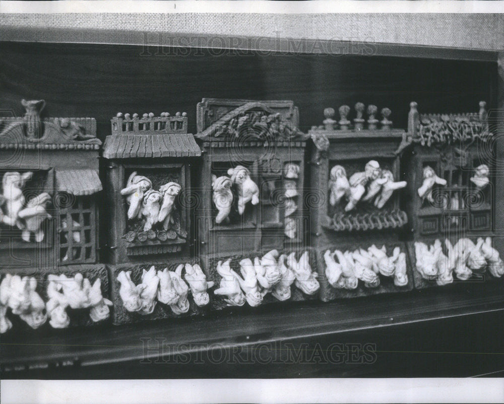 1968 Press Photo &quot;Shopping on Michigan Avenue&quot; Ceramic Sculpture - Historic Images