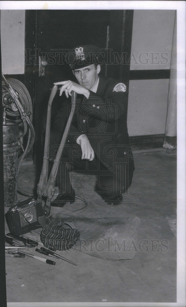 1958 Press Photo Officer Thomas McGovern - Historic Images