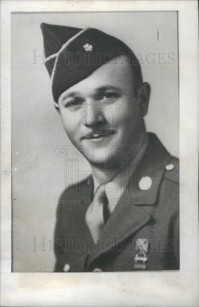 1945 Press Photo Pfc. William C. Stone, assistant librarian &amp; member of Infantry - Historic Images