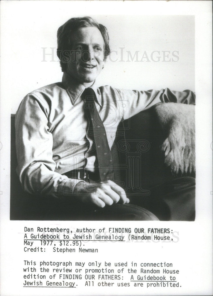 1977 Press Photo Dan Rottenberg Author Of Finding Our Fathers - Historic Images