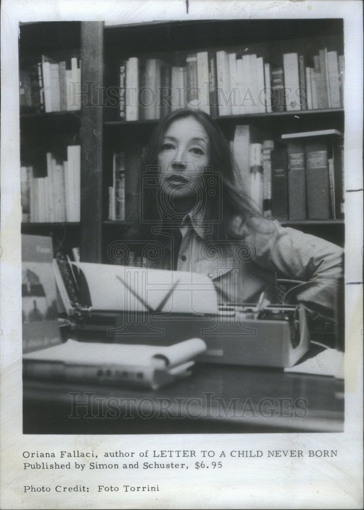 1977 Press Photo Oriana Fallaci Author Letter Child Never Born - Historic Images