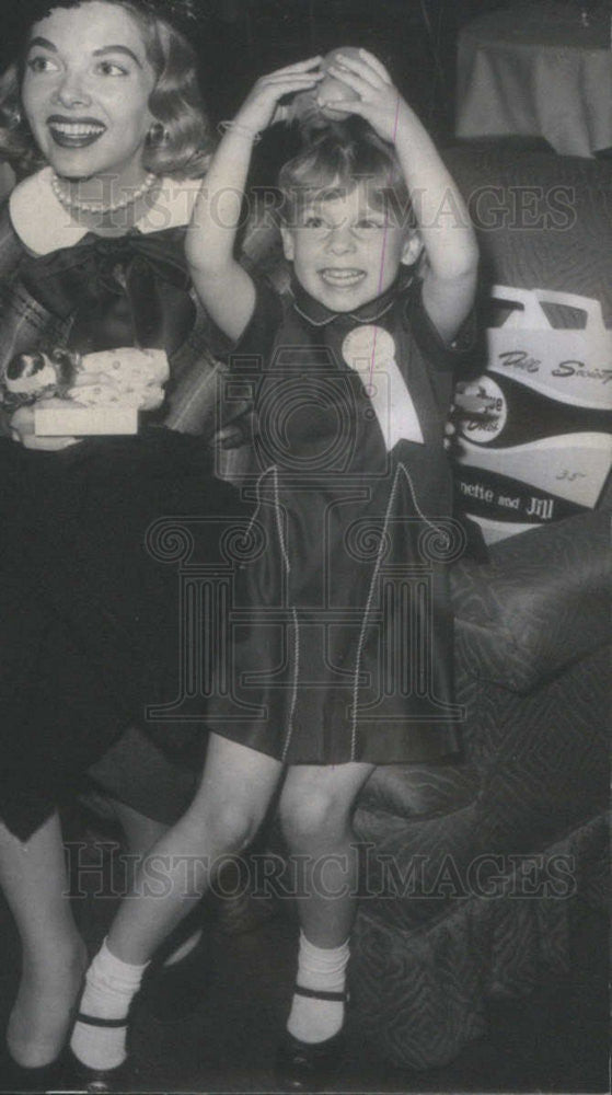 1957 Press Photo Melinda Murphy and mother, Barbara Lawrence - Historic Images