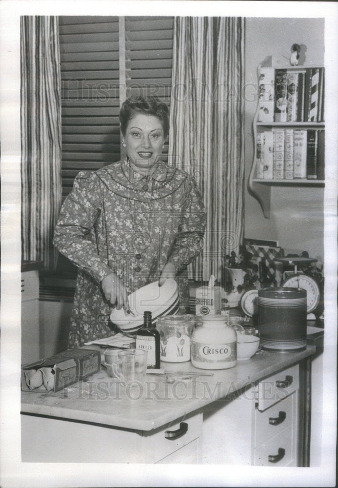 1945 Press Photo Margaret MacDonald Cooking - Historic Images