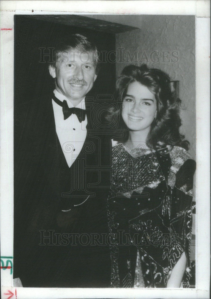 Press Photo Man and Woman pose for photo - Historic Images