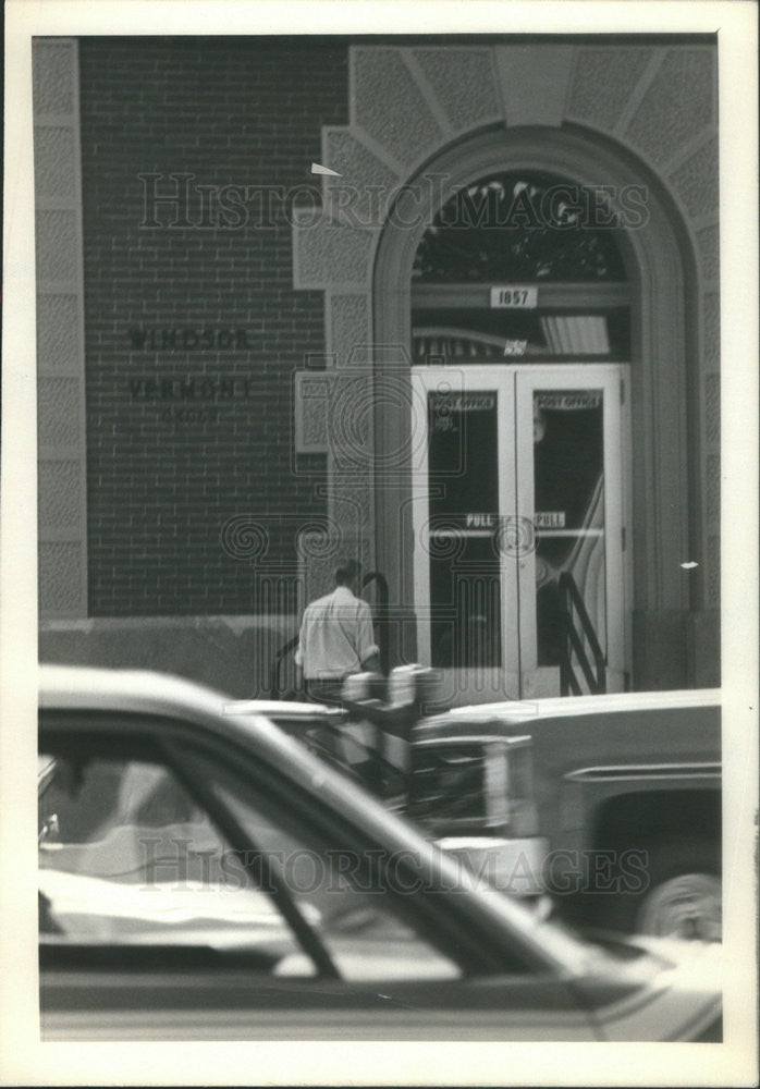 Press Photo Man walking into a Post Office - Historic Images