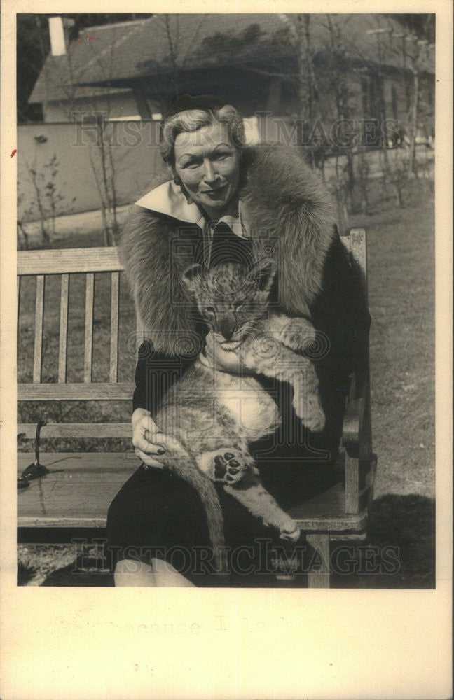 1956 Press Photo Judy Barden and lion cub - Historic Images