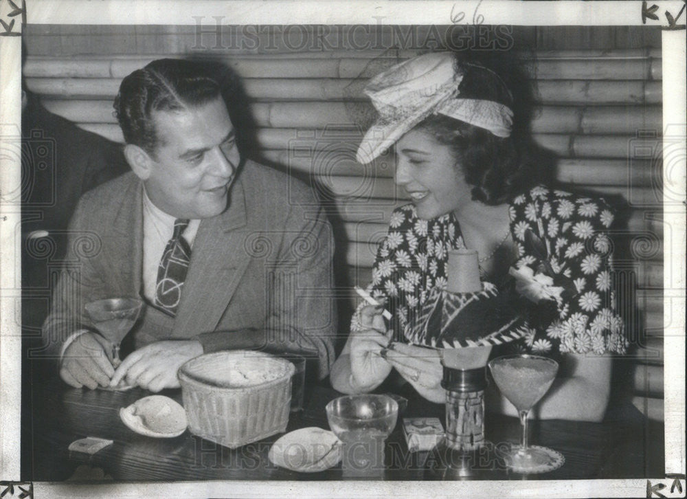 1940 Press Photo of Fred Mandel and Mrs. C. J. Reynolds at Beachcombers - Historic Images