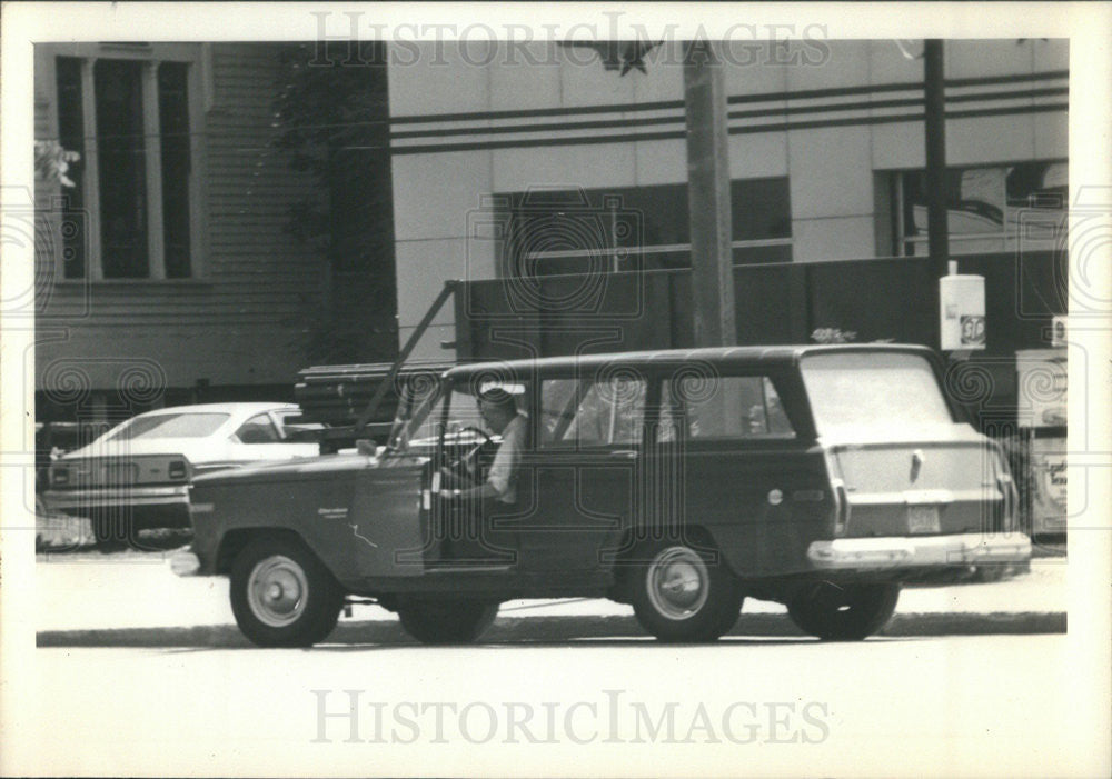 Press Photo Man riding in station wagon - Historic Images