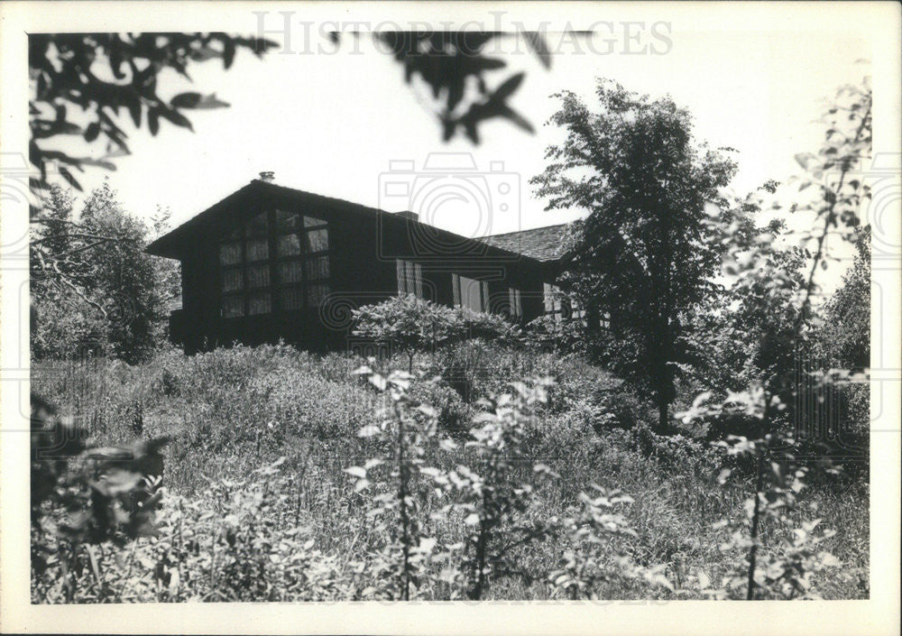 Press Photo A house on a hill - Historic Images