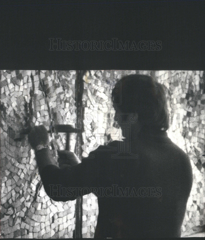 1974 Press Photo Mosaicist Michel Tharin at work in Biot France for Marc Chagall - Historic Images