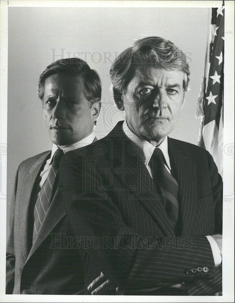 1986 Press Photo Hal Holbrook and Peter Strauss in &quot;Under Siege&quot; - Historic Images