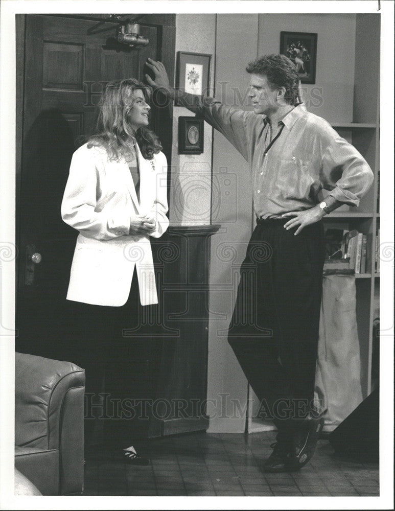 1990 Press Photo Ted Danson &amp; Kirstie Alley on NBC&#39;s &quot;Cheers&quot; - Historic Images