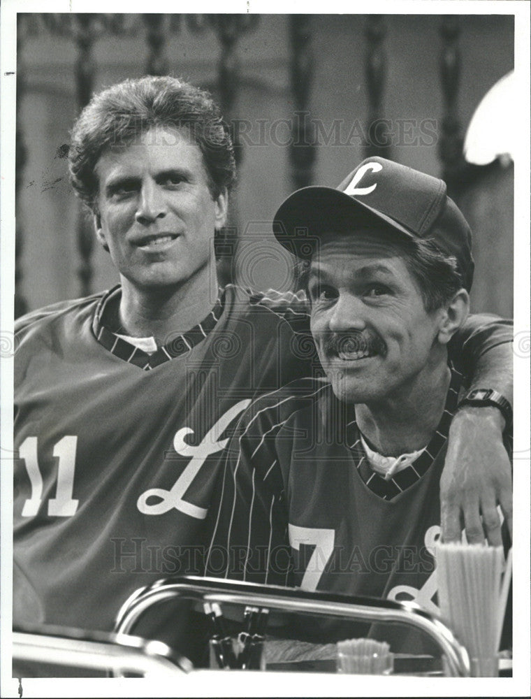 1988 Press Photo Ted Danson and Tom Skerritt in &quot;Cheers&quot; - Historic Images