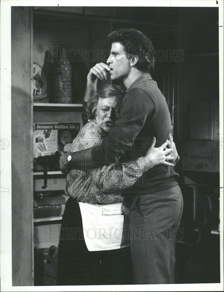 1985 Press Photo Ted Danson and Camilla More in &quot;Cheers&quot; - Historic Images