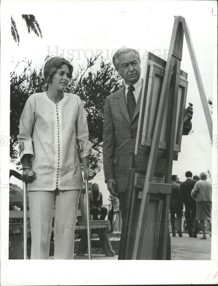 1972 Press Photo Robert Young and Lindsay Wagner in &quot;Marcus Welby, MD&quot; - Historic Images