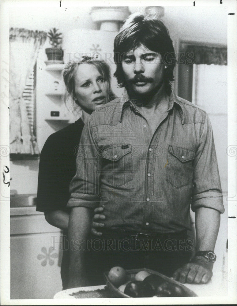 1982 Press Photo Jan-Michael Vincent &amp; Kim Basinger in NBC&#39;s &quot;Hard Counrty&quot; - Historic Images