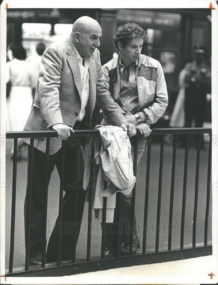 1981 Press Photo Telly Savalas &amp; James Sutorius in &quot;Hellinger&#39;s Law&quot; on CBS - Historic Images