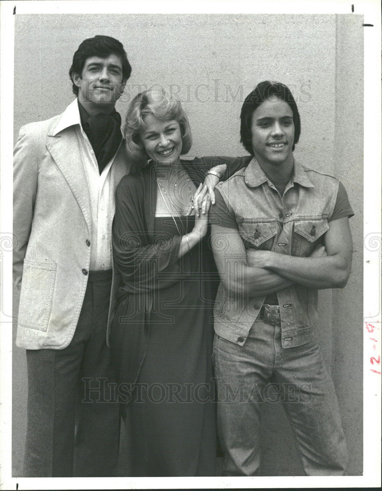 1981 Press Photo Doug Sheehan, Ilene Graff &amp; Ray Contreras in &quot;Heaven on Earth&quot; - Historic Images