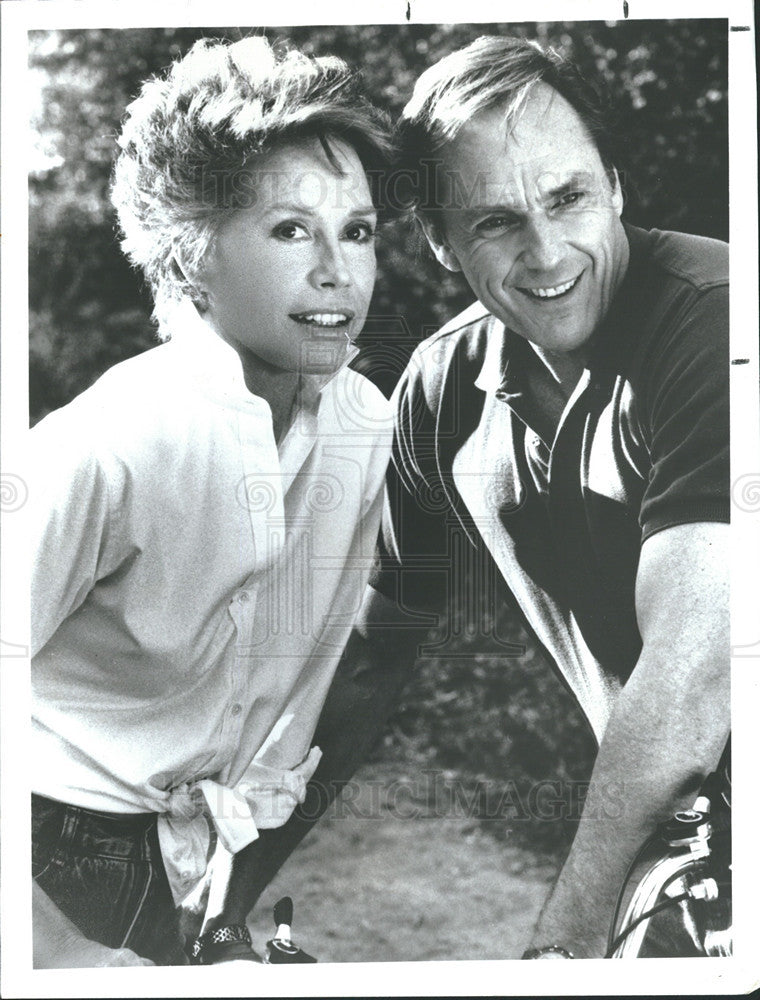 1988 Press Photo Mary Tyler Moore &amp; Edward J. Moore in &quot;The Mary Tyler Moore&quot; - Historic Images