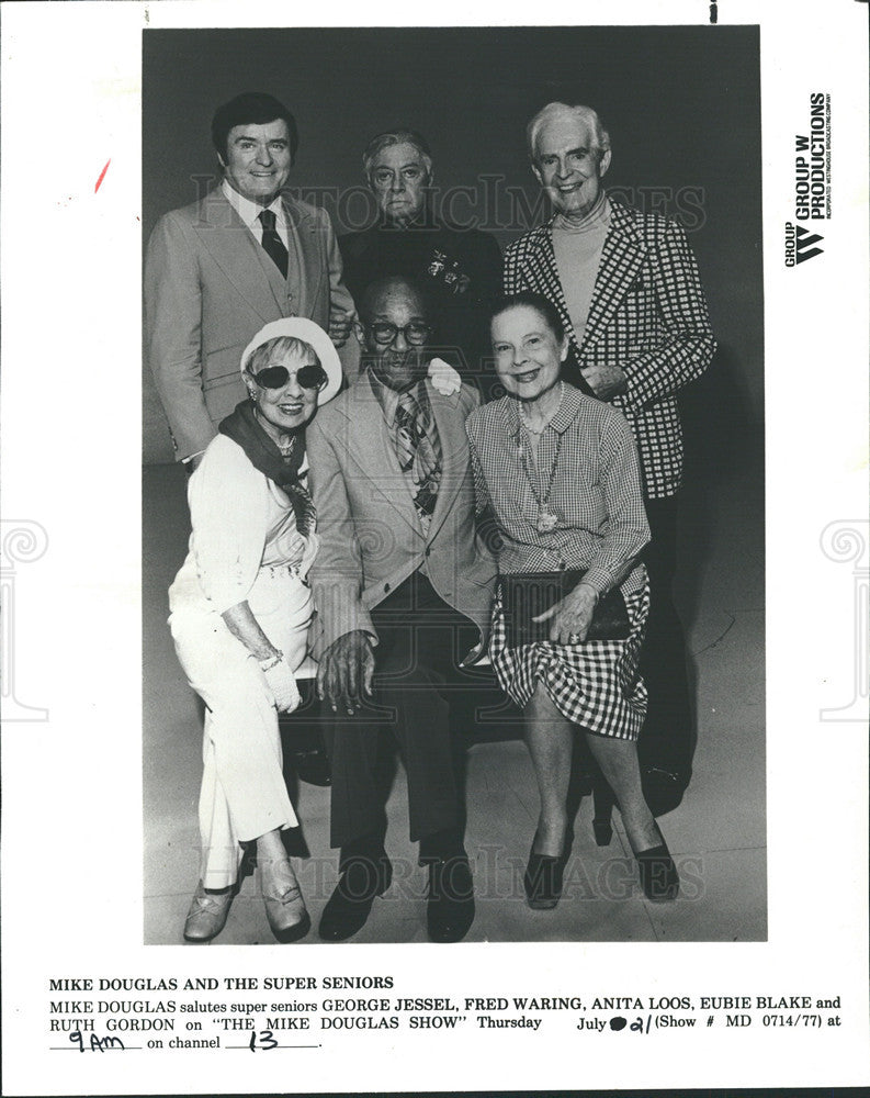 1977 Press Photo Mike Douglas and the Super Seniors of &quot;The Mike Douglas Show&quot; - Historic Images