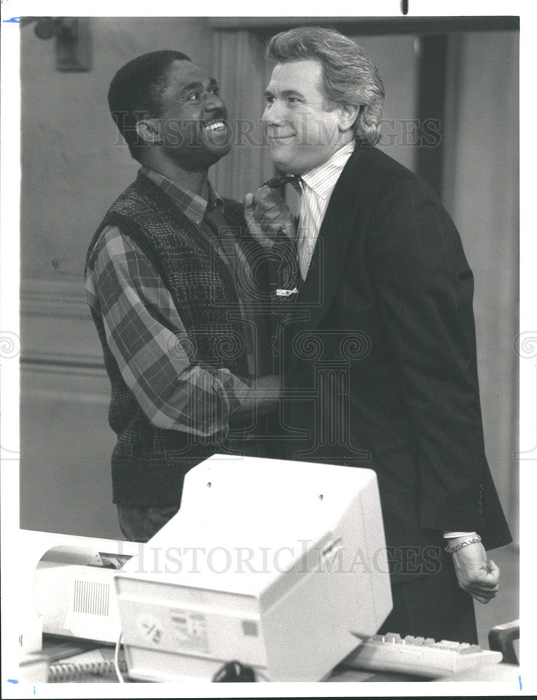 1989 Press Photo Charlie Robinson &amp; John Larroquette in &quot;Night Court&quot; on NBC - Historic Images