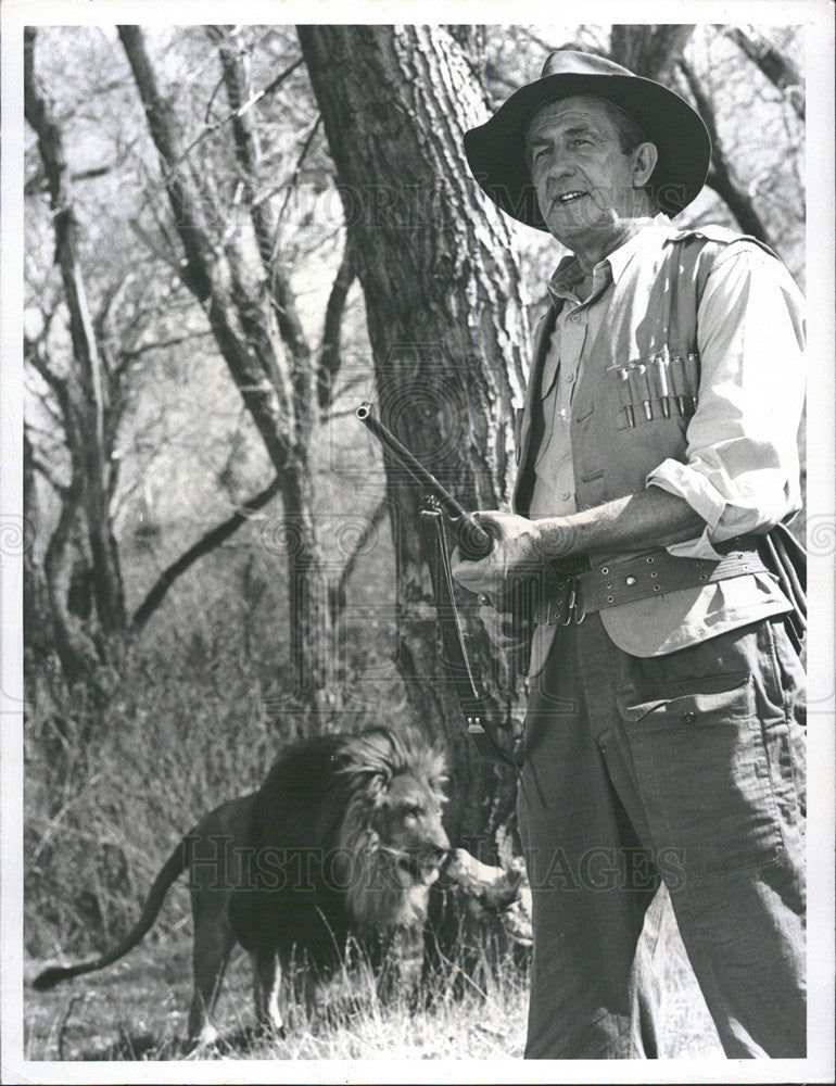 1966 Press Photo Clarence the Lion and Chips Rafferty in &quot;Daktari&quot; - Historic Images