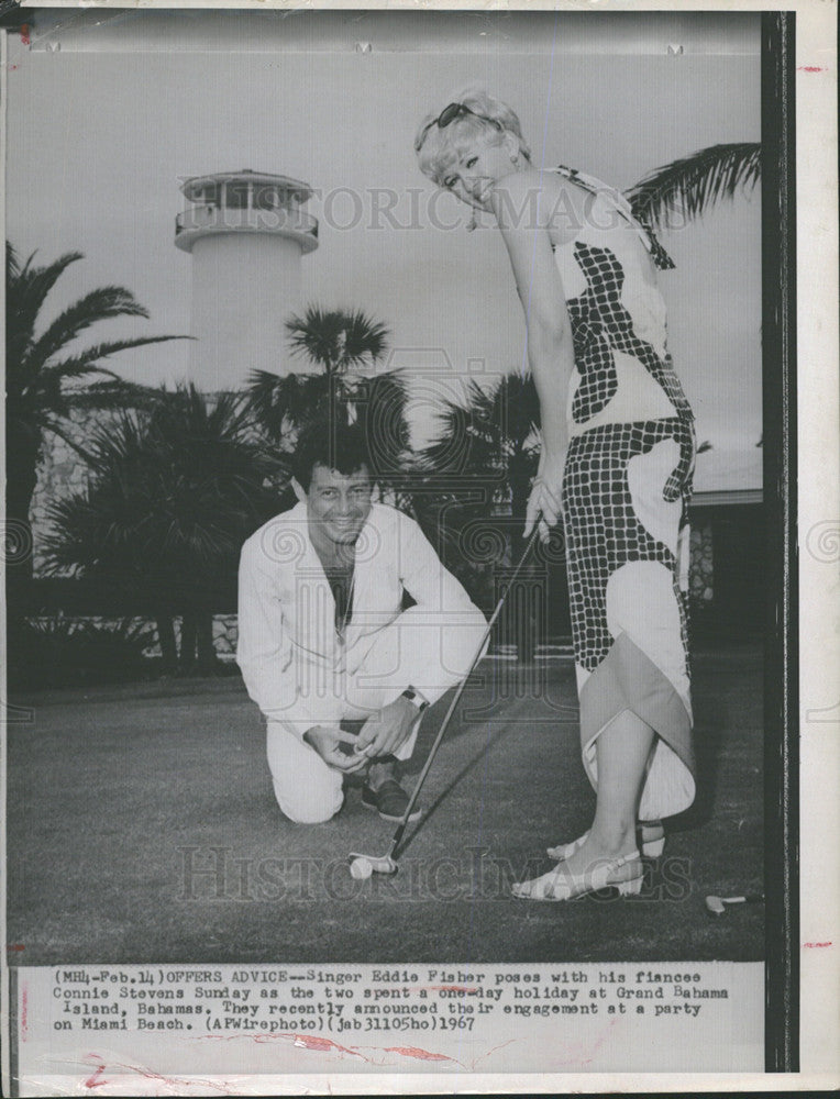 1967 Press Photo Singer Eddie Fisher and Fiancee Connie Stevens in the Bahamas - Historic Images