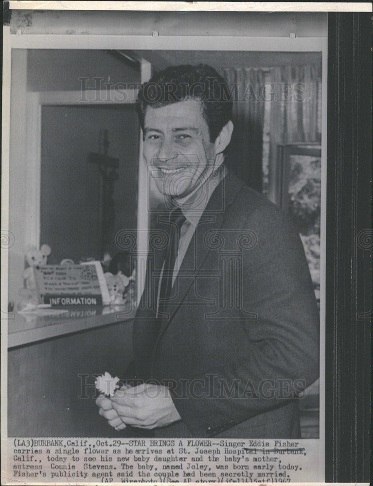 1967 Press Photo Singer Eddie Fisher at St Joseph Hospital in Burbank, CA - Historic Images