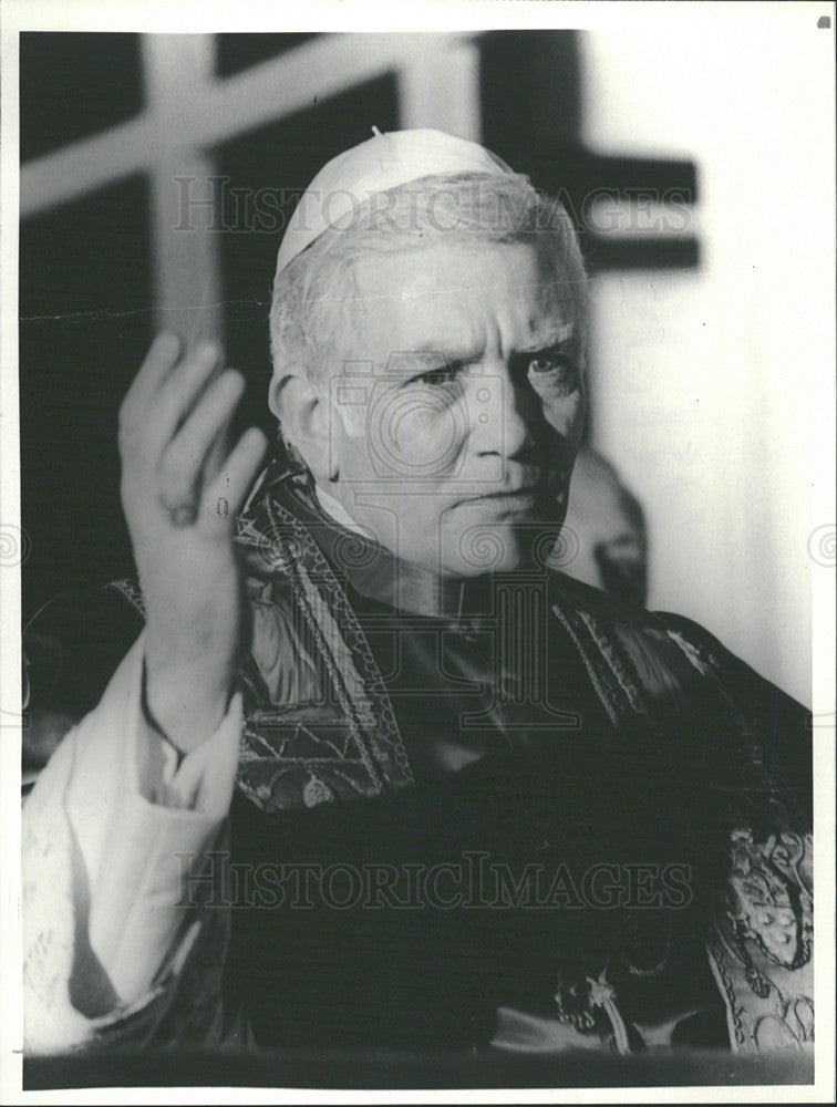 1984 Press Photo Albert Finney stars in &quot;Pope John Paul II&quot; - Historic Images