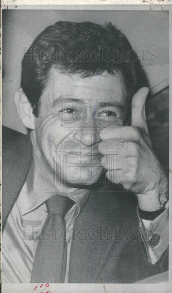 1967 Press Photo Singer Eddie Fisher as he Leaves St Joseph Hospital, Burbank - Historic Images