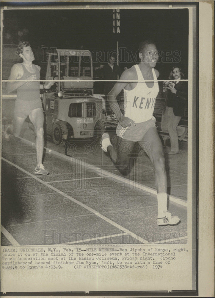 1974 Press Photo Ben Jipcho Of Kenya Crossing Finish Line 1 Mi Internat&#39;l Track - Historic Images