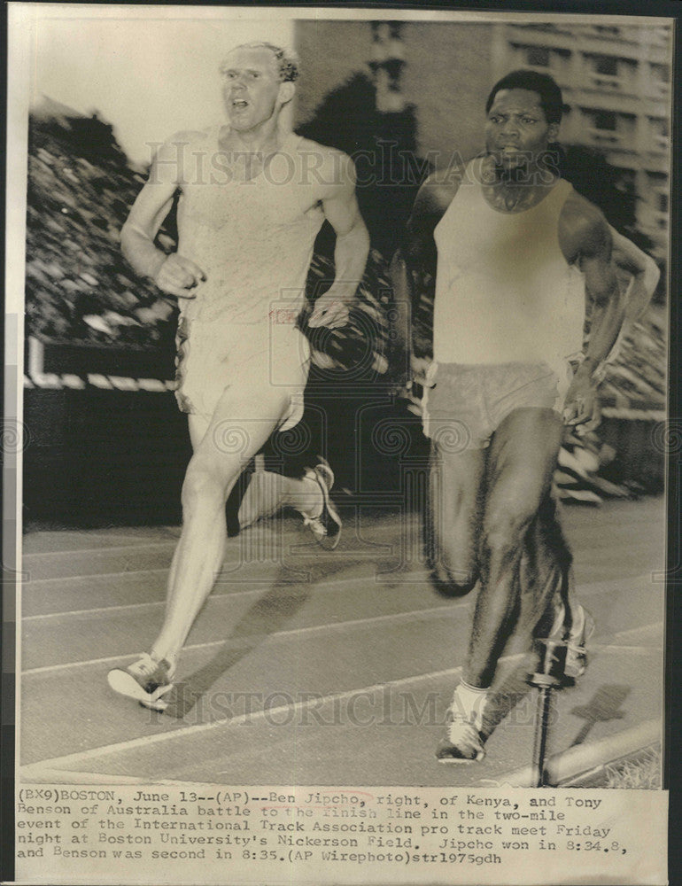 1975 Press Photo Ben Jipcho Of Kenya And Australia&#39;s Tony Benson Battle Finish - Historic Images