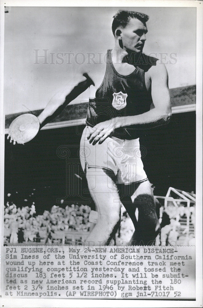 1952 Press Photo Sim Innes of USC Set Discuss Record at 183 Feet 5 1/2 Inches - Historic Images