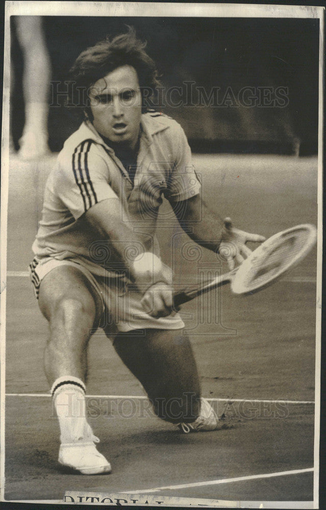 1975 Press Photo Eddie Dibbs Backhands Ball TO Arthur Ashe AT US Open Forest Hil - Historic Images