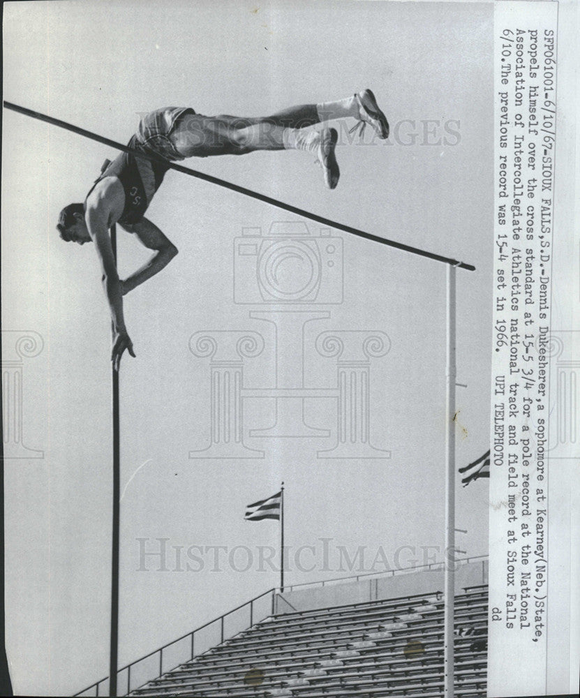 1967 Press Photo Dennis Dukesherer pole vaulting - Historic Images
