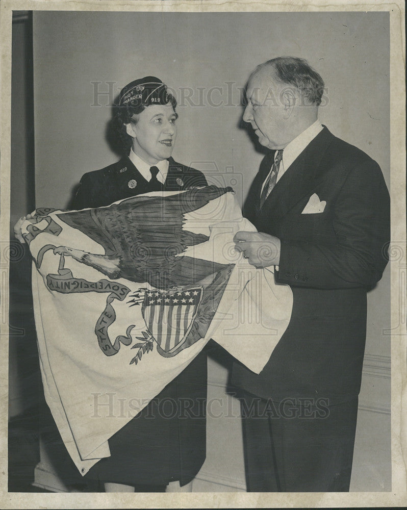 1952 Press Photo
Illinois Flag
Hotel Sherman
1st Sgt Jessie Graham - Historic Images