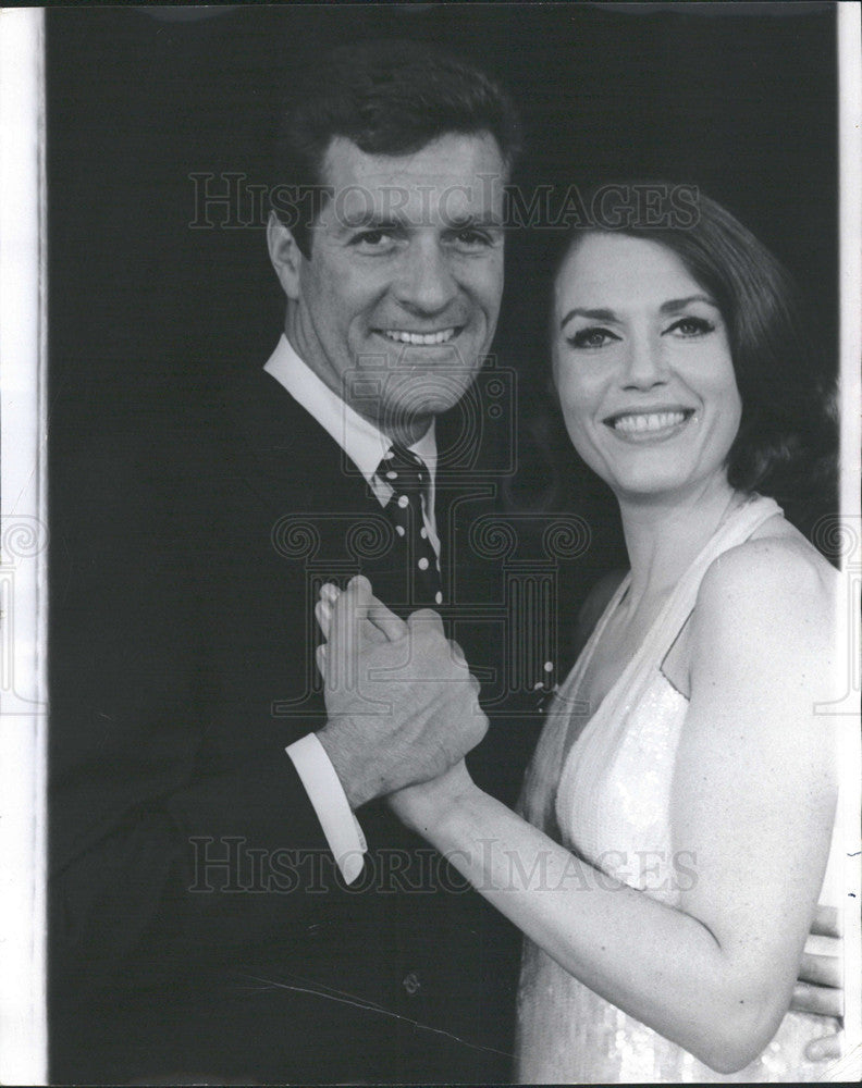 1968 Press Photo Actors Hugh O&#39;Brian and Elizabeth Allen in &quot;Cactus Flower&quot; - Historic Images