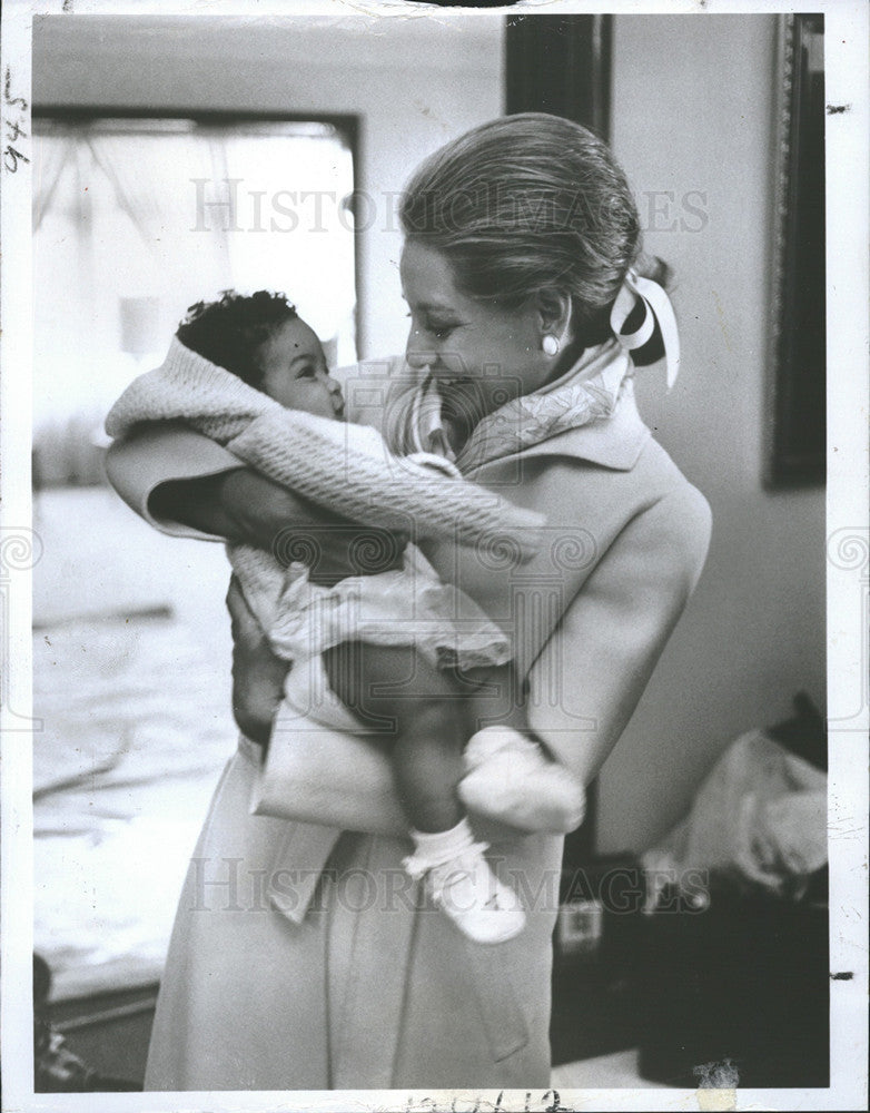 1978 Press Photo Barbara Walters interviews Muhammed Ali w/ Leiya (his daughter) - Historic Images