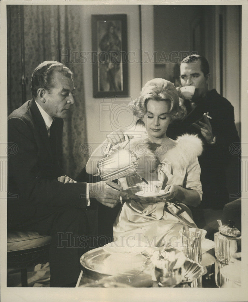 Undated Press Photo Woman pours tea in a movie scene - Historic Images