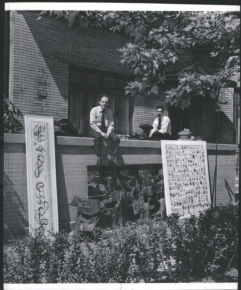 1970 Press Photo Harry Bouras and assistant Michael Yanoff outside the auction - Historic Images