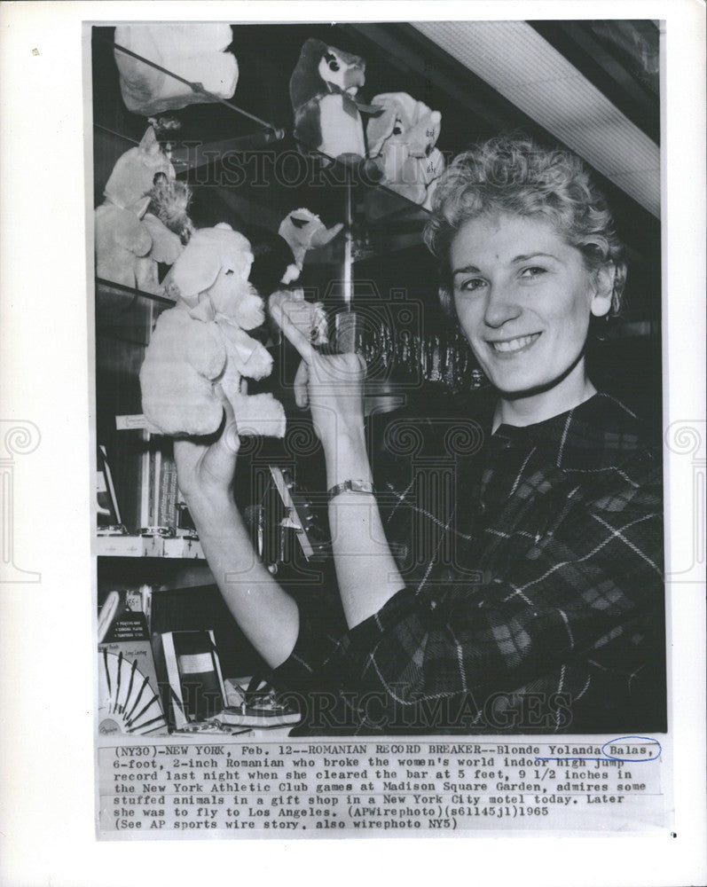 1965 Press Photo Yolanda Balas Romanian World Women Indoor High Jump Record - Historic Images